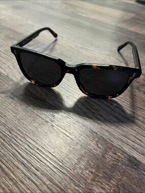 Classic Tortoiseshell Men's Sunglasses with Dark Lenses